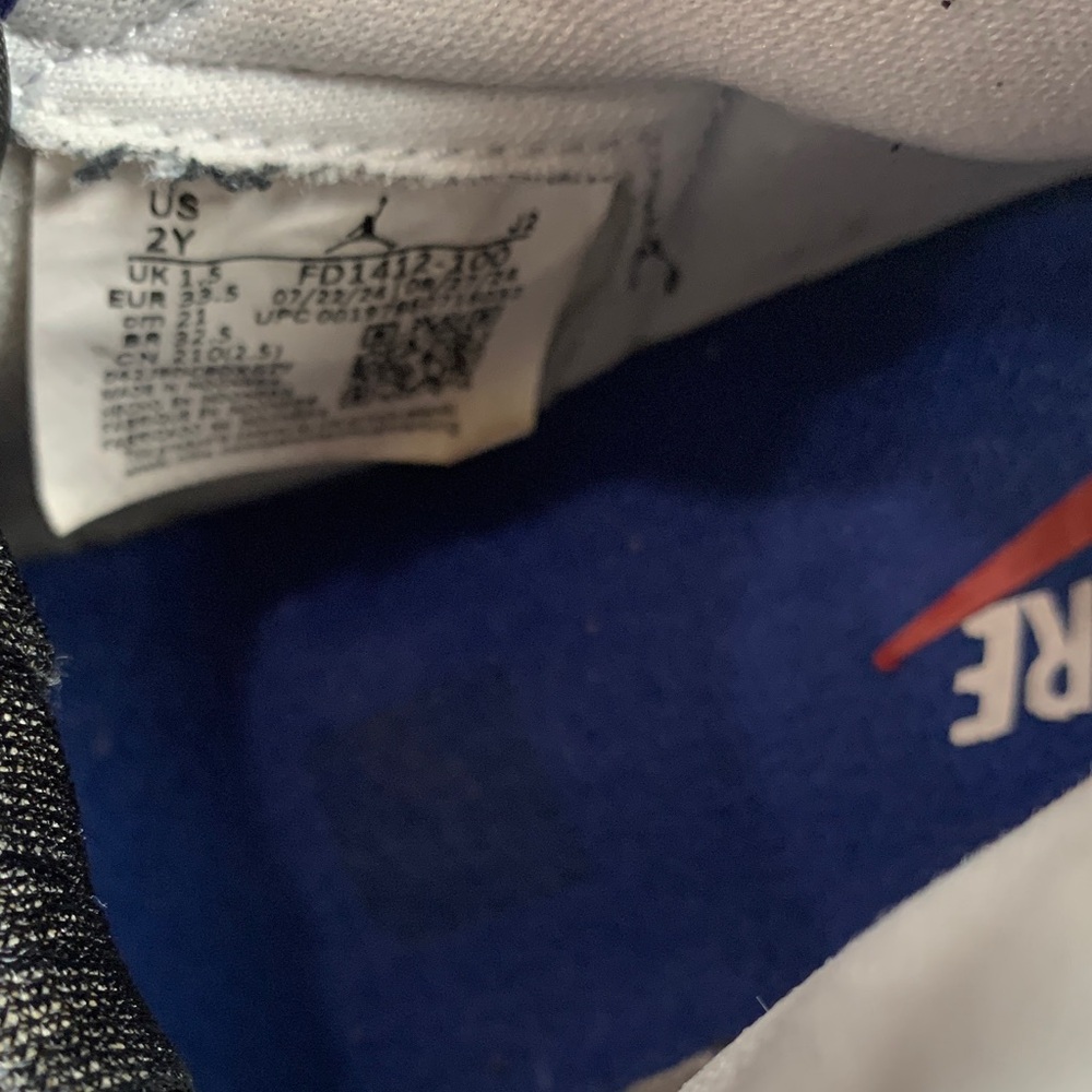 Air Jordan 1 Retro High OG "Rare Air" Sneakers Size 2Y - Picture 7 of 8